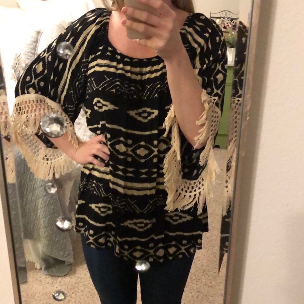 Aztec black&cream pattern top with crochet sleeve
